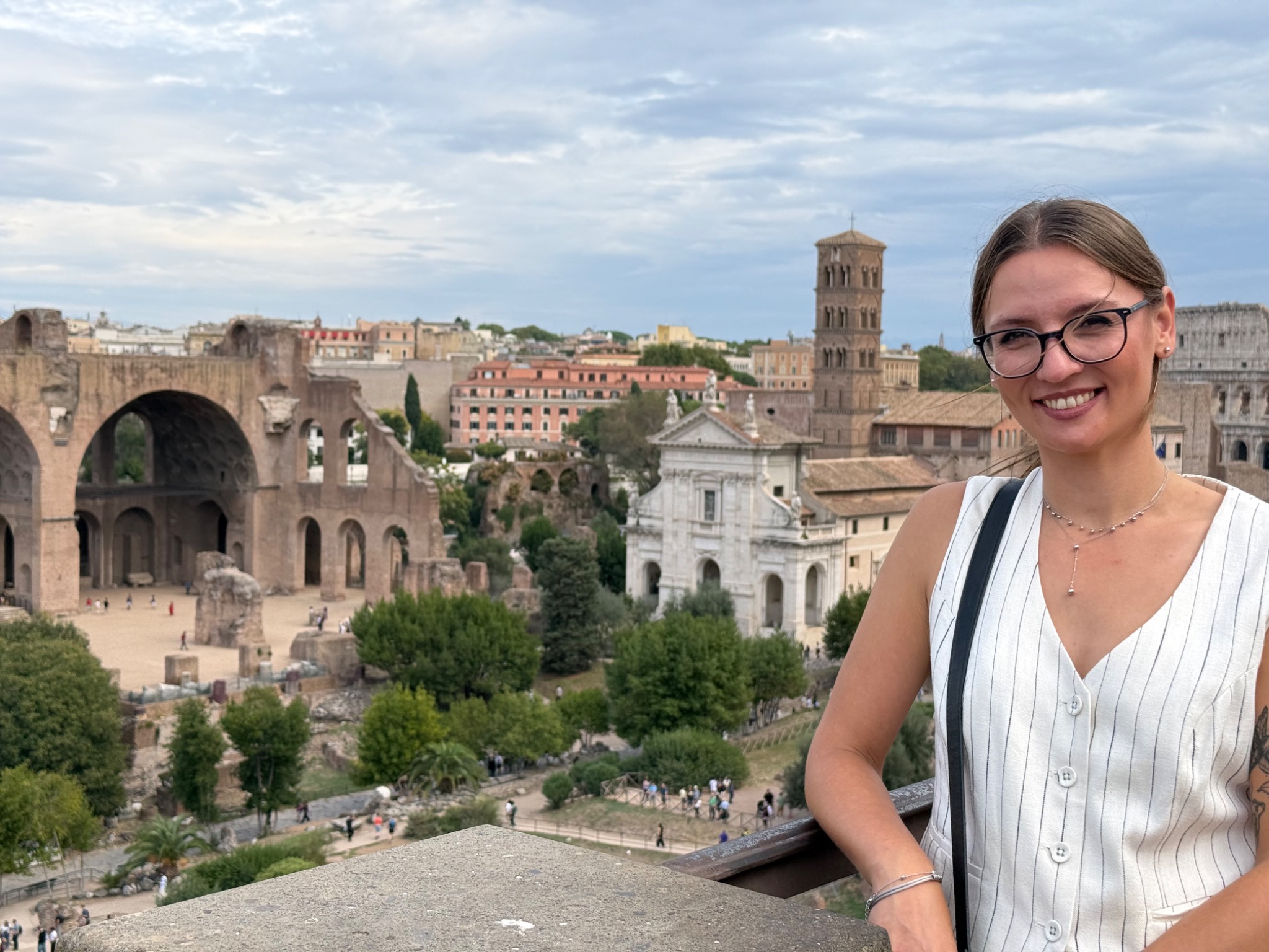Założycielka SCAVI na tle Forum Romanum w Rzymie